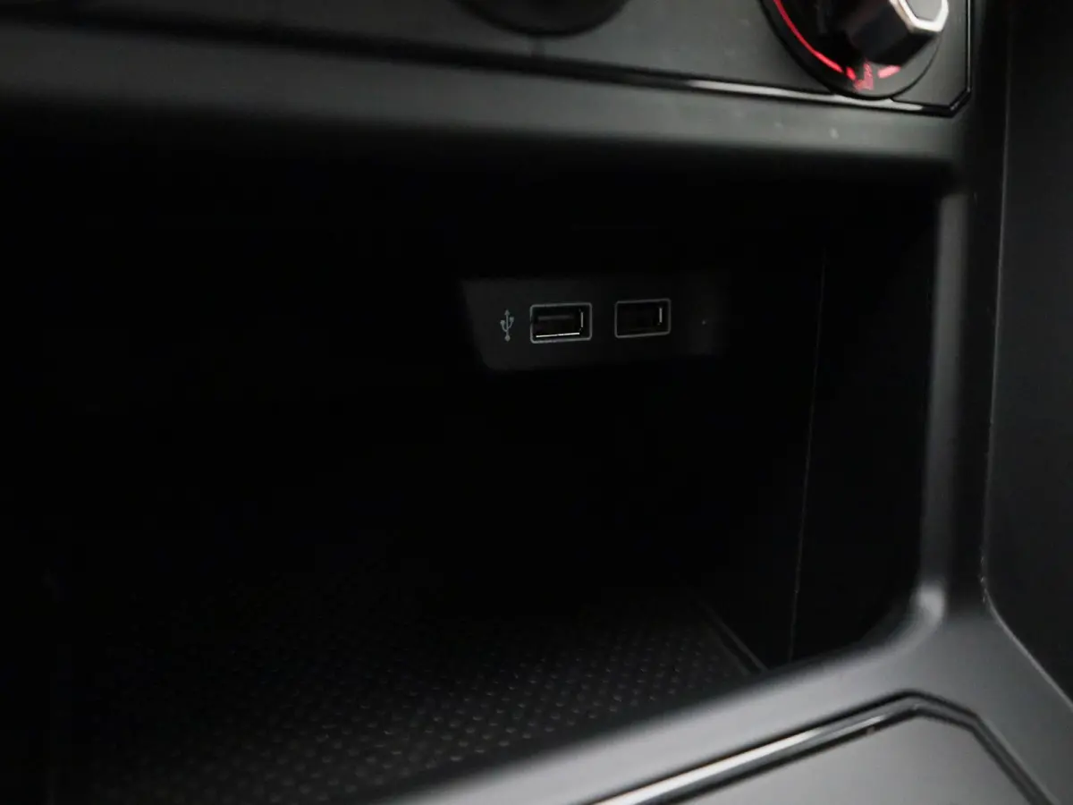 1.0 TSI Comfortline | 95 PK | Interieur Pack | Apple Carplay / Android Auto | Airco | Navigatie