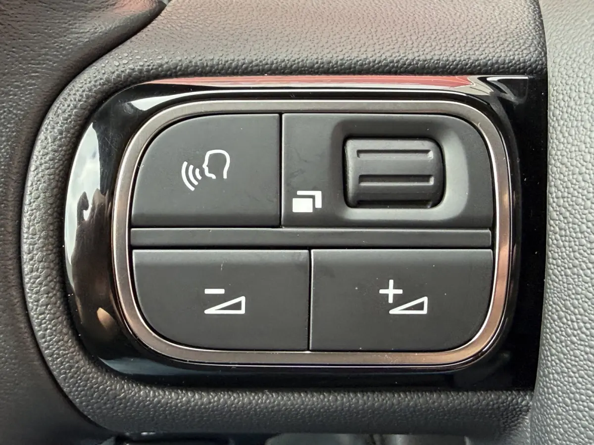 82pk Shine (Camera - Navigatie via APP - Automatische Airco - Parkeersensoren - Lichtmetalen velgen - Apple Carplay)