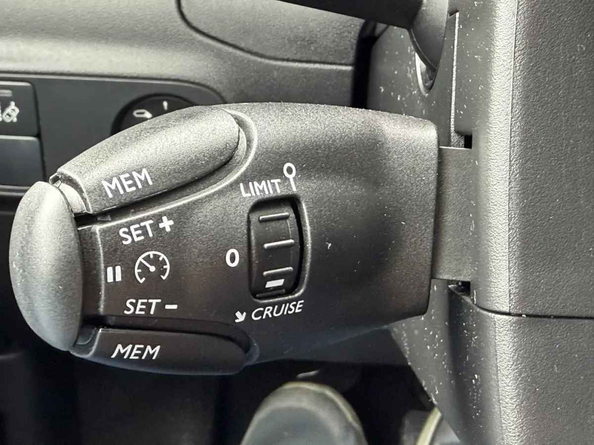 82pk Shine (Camera - Navigatie via APP - Automatische Airco - Parkeersensoren - Lichtmetalen velgen - Apple Carplay)