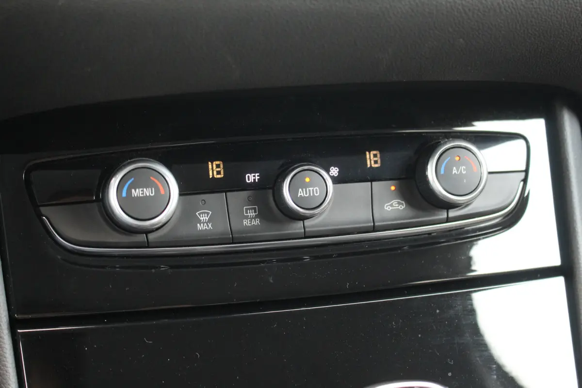 1.2 Turbo Elegance | 360 Camera | AGR-stoel | CarPlay | Climate & Cruise C. | PDC V&A | Half leder | LED | 360 Camera | AGR-stoel | CarPlay | Climate & Cruise C. | PDC V&A | Half leder | LED
