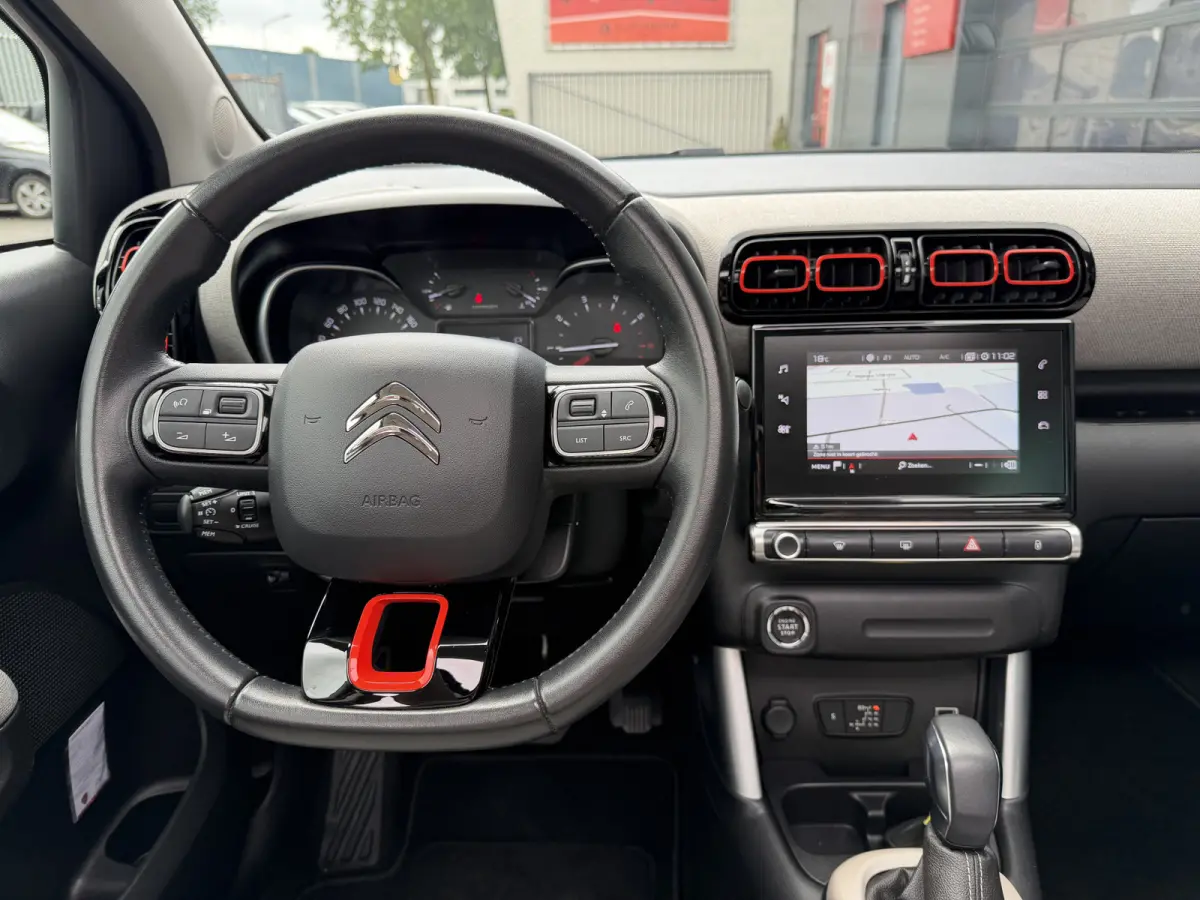 130pk Shine (Elektrisch Schuifdak - Keyless Entry - Camera - Parkeersensoren V+A - Automatische Airco - Navigatie - Apple Carplay)