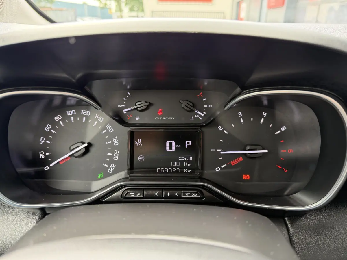 130pk Shine (Elektrisch Schuifdak - Keyless Entry - Camera - Parkeersensoren V+A - Automatische Airco - Navigatie - Apple Carplay)