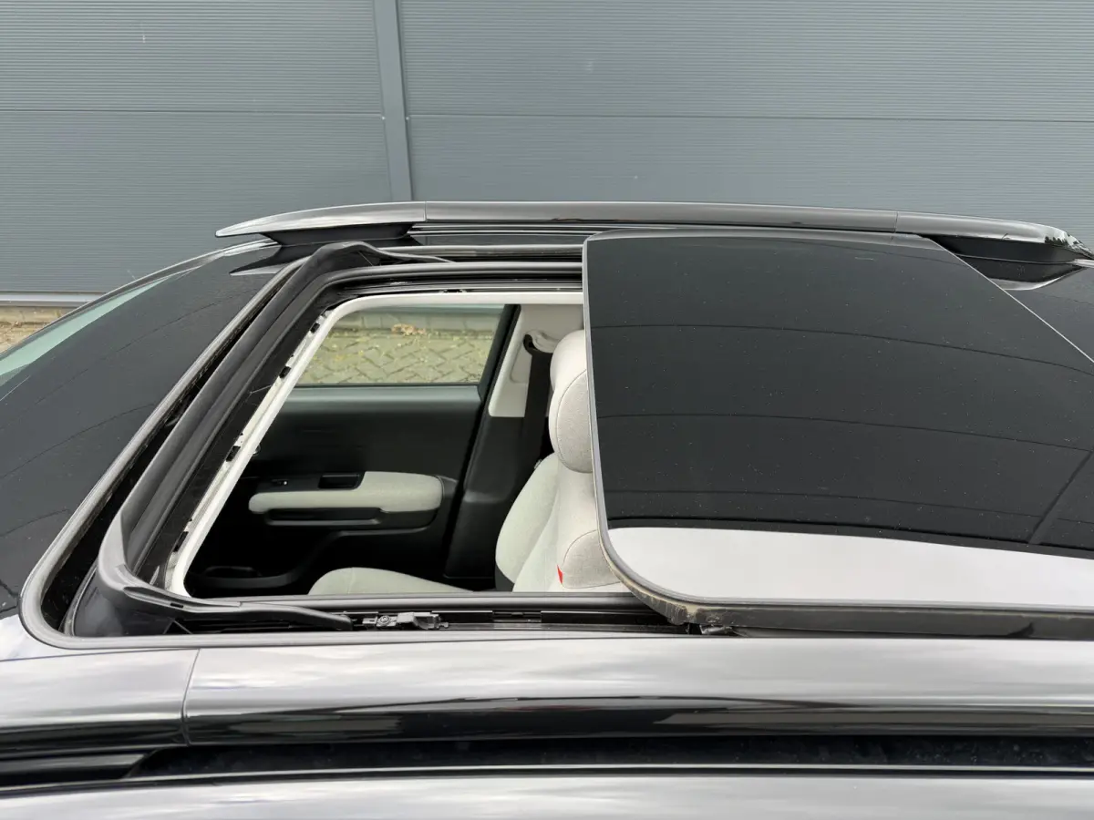 130pk Shine (Elektrisch Schuifdak - Keyless Entry - Camera - Parkeersensoren V+A - Automatische Airco - Navigatie - Apple Carplay)
