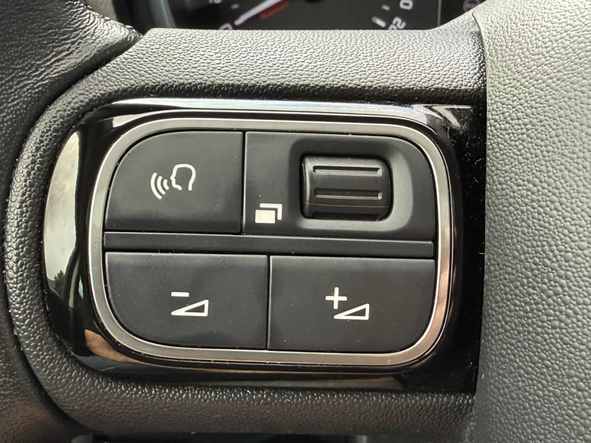 130pk Shine (Elektrisch Schuifdak - Keyless Entry - Camera - Parkeersensoren V+A - Automatische Airco - Navigatie - Apple Carplay)