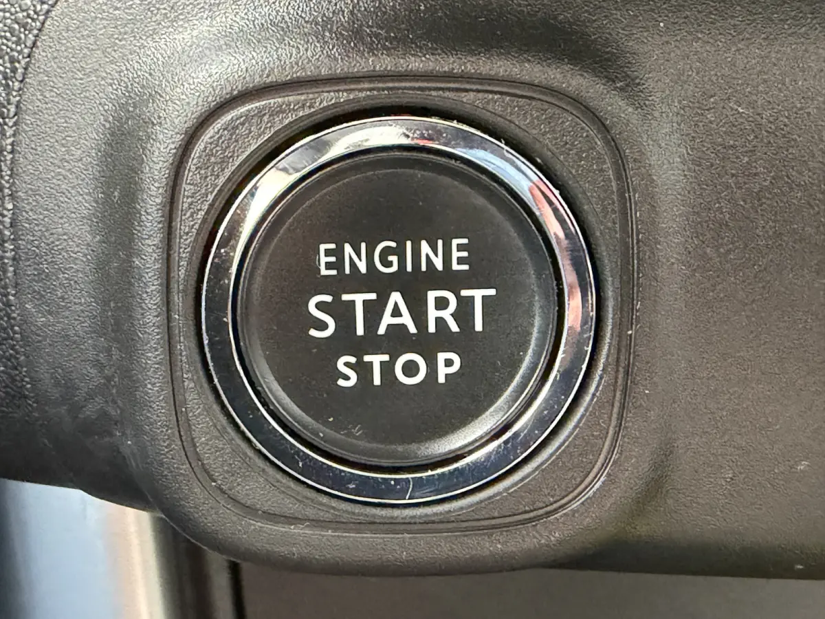 130pk Shine (Elektrisch Schuifdak - Keyless Entry - Camera - Parkeersensoren V+A - Automatische Airco - Navigatie - Apple Carplay)