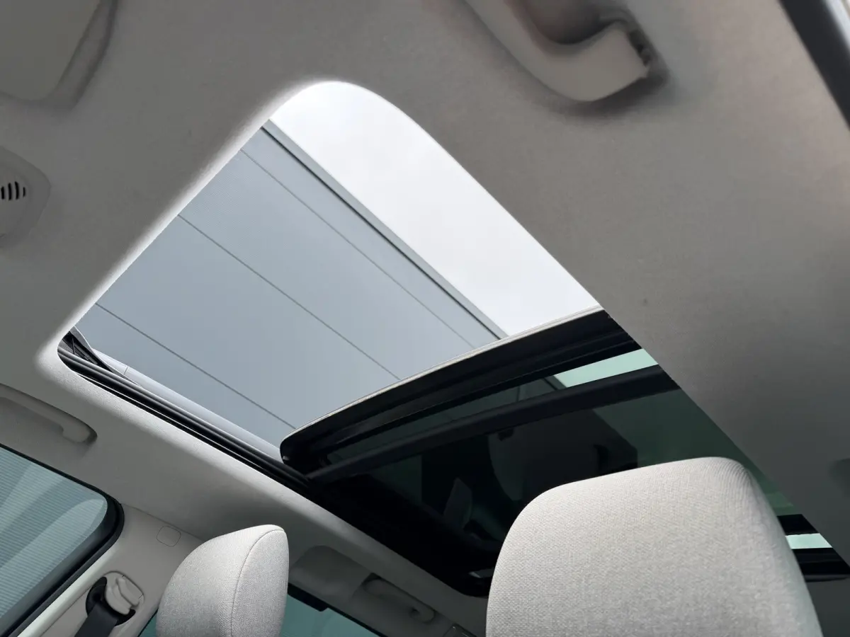 130pk Shine (Elektrisch Schuifdak - Keyless Entry - Camera - Parkeersensoren V+A - Automatische Airco - Navigatie - Apple Carplay)
