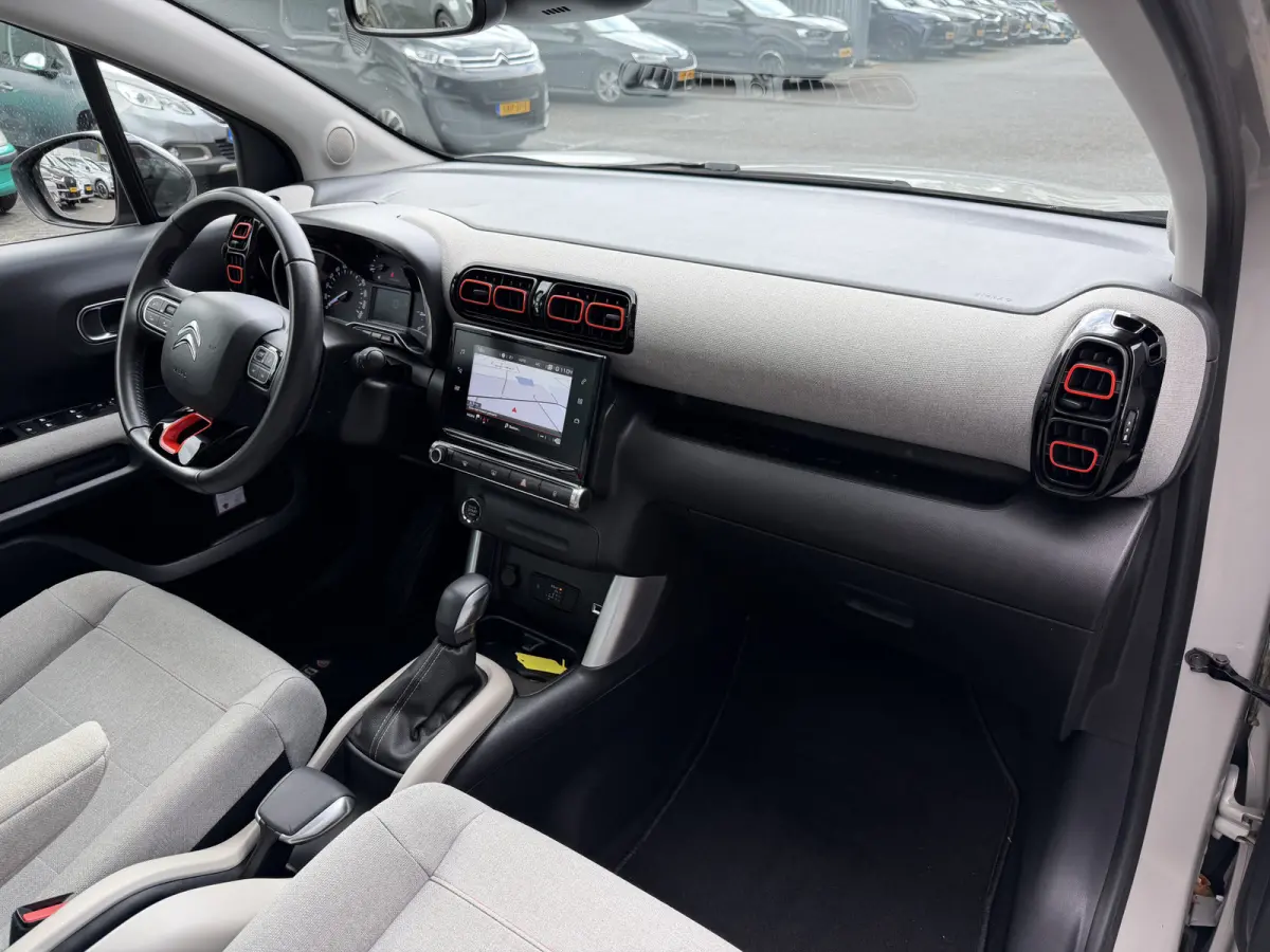 130pk Shine (Elektrisch Schuifdak - Keyless Entry - Camera - Parkeersensoren V+A - Automatische Airco - Navigatie - Apple Carplay)