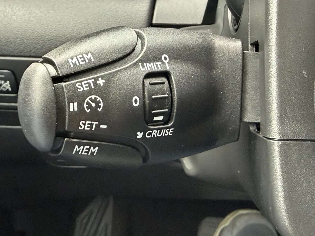 130pk Shine (Elektrisch Schuifdak - Keyless Entry - Camera - Parkeersensoren V+A - Automatische Airco - Navigatie - Apple Carplay)