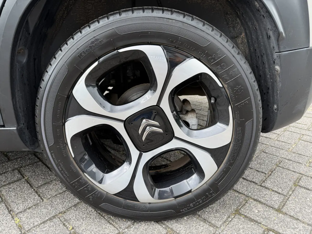 130pk Shine (Elektrisch Schuifdak - Keyless Entry - Camera - Parkeersensoren V+A - Automatische Airco - Navigatie - Apple Carplay)