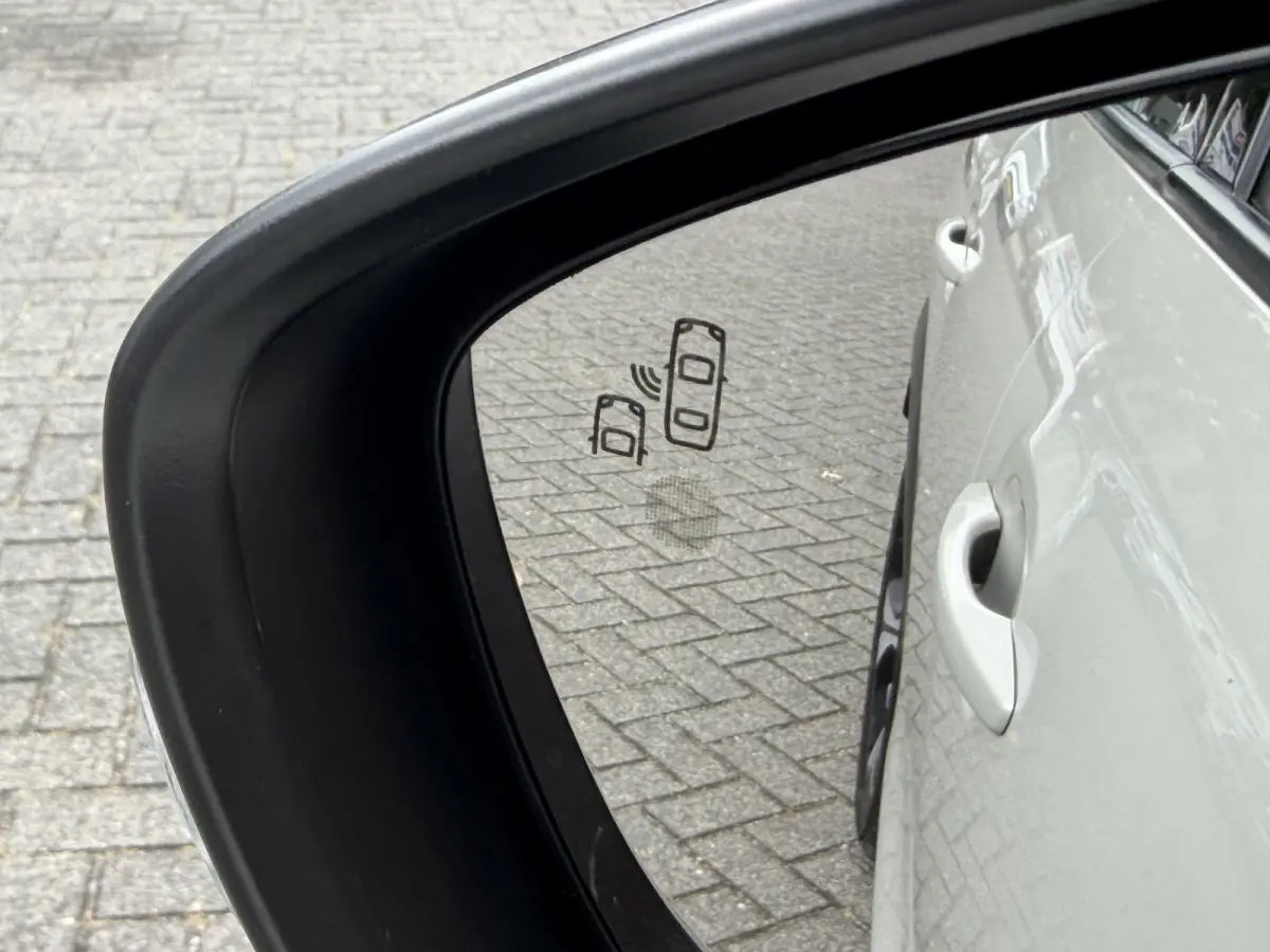 130pk Shine (Elektrisch Schuifdak - Keyless Entry - Camera - Parkeersensoren V+A - Automatische Airco - Navigatie - Apple Carplay)