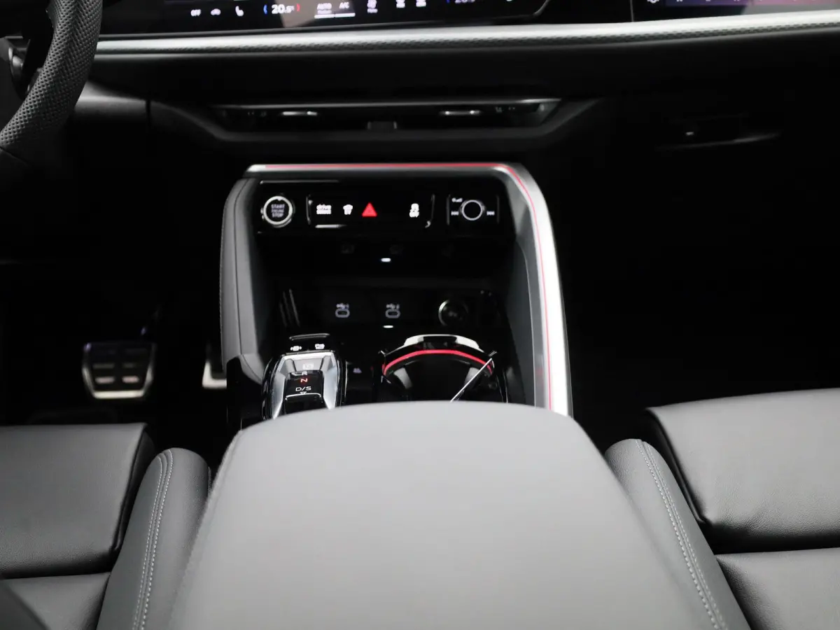 2.0 TFSI e-hybrid quattro S edition Competition 367 PK | S-line | 360 Camera | Trekhaak | Adaptive cruise control | Keyless | MMI bijrijdersdisplay | Apple Carplay | Android Auto | Lichtmeta