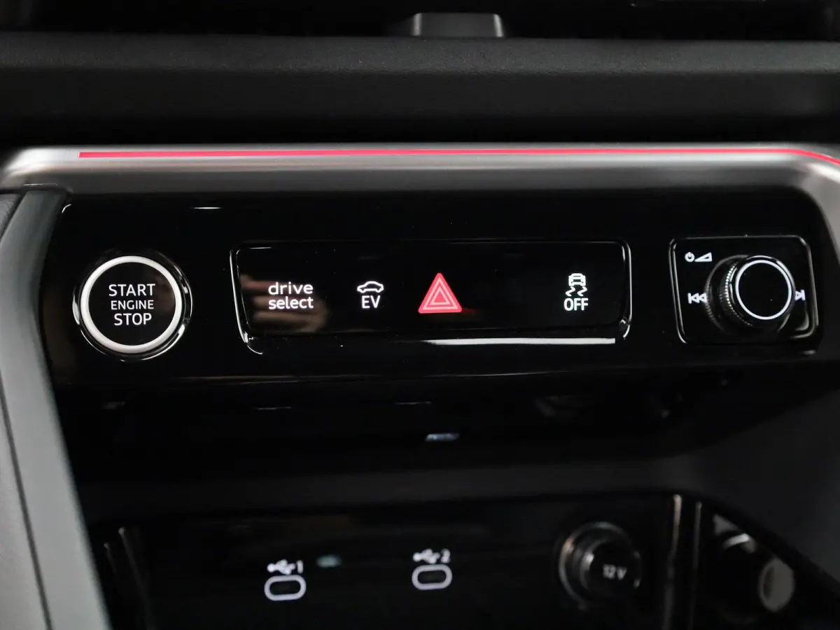 2.0 TFSI e-hybrid quattro S edition Competition 367 PK | S-line | 360 Camera | Trekhaak | Adaptive cruise control | Keyless | MMI bijrijdersdisplay | Apple Carplay | Android Auto | Lichtmeta
