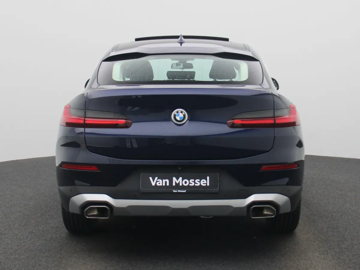xDrive20i High Executive | TREKHAAK | LEER | PANORAMADAK | 360 CAMERA | STOELVERWARMING | NAVIGATIE