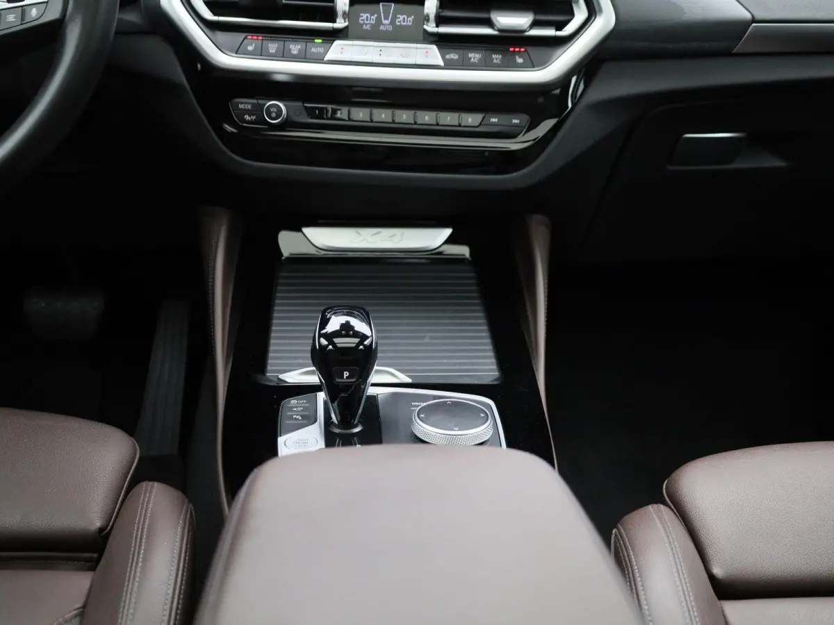 xDrive20i High Executive | TREKHAAK | LEER | PANORAMADAK | 360 CAMERA | STOELVERWARMING | NAVIGATIE