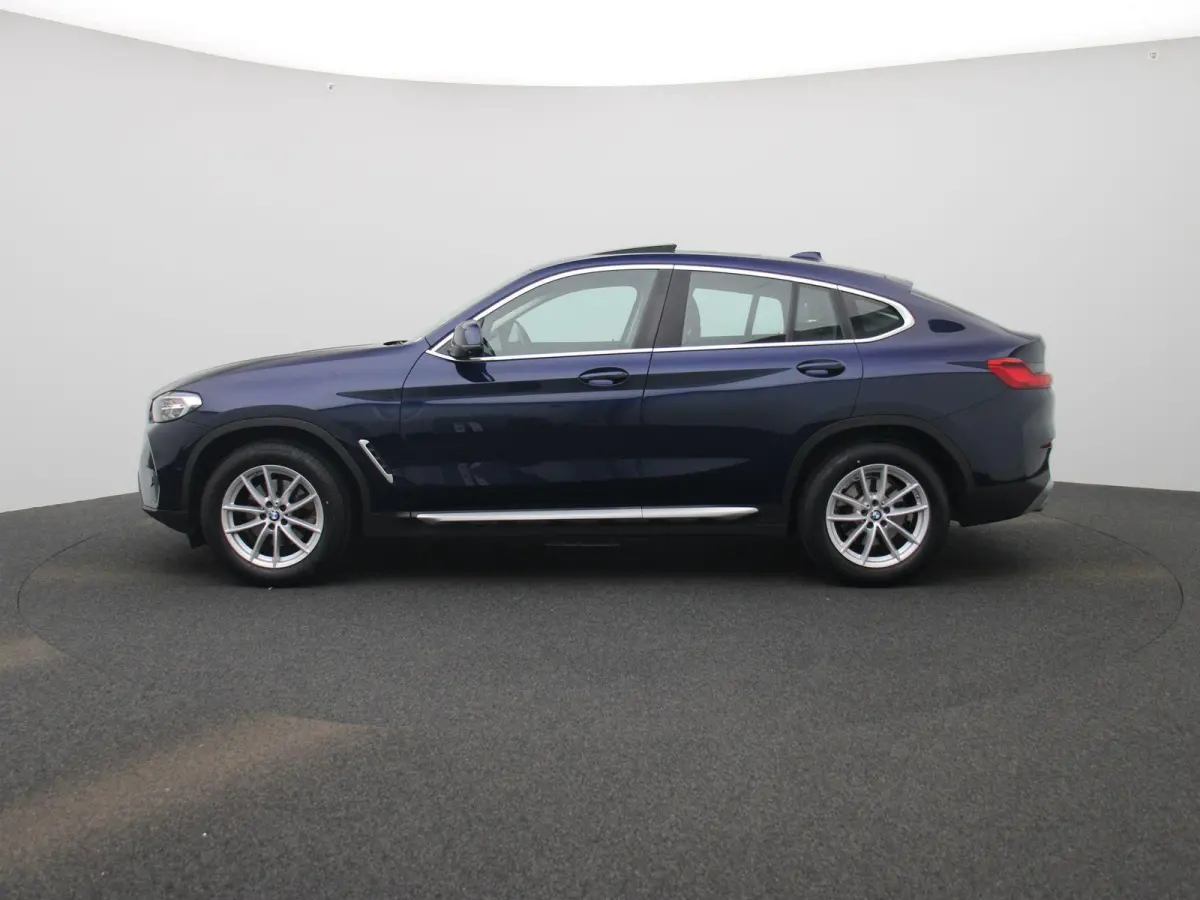xDrive20i High Executive | TREKHAAK | LEER | PANORAMADAK | 360 CAMERA | STOELVERWARMING | NAVIGATIE