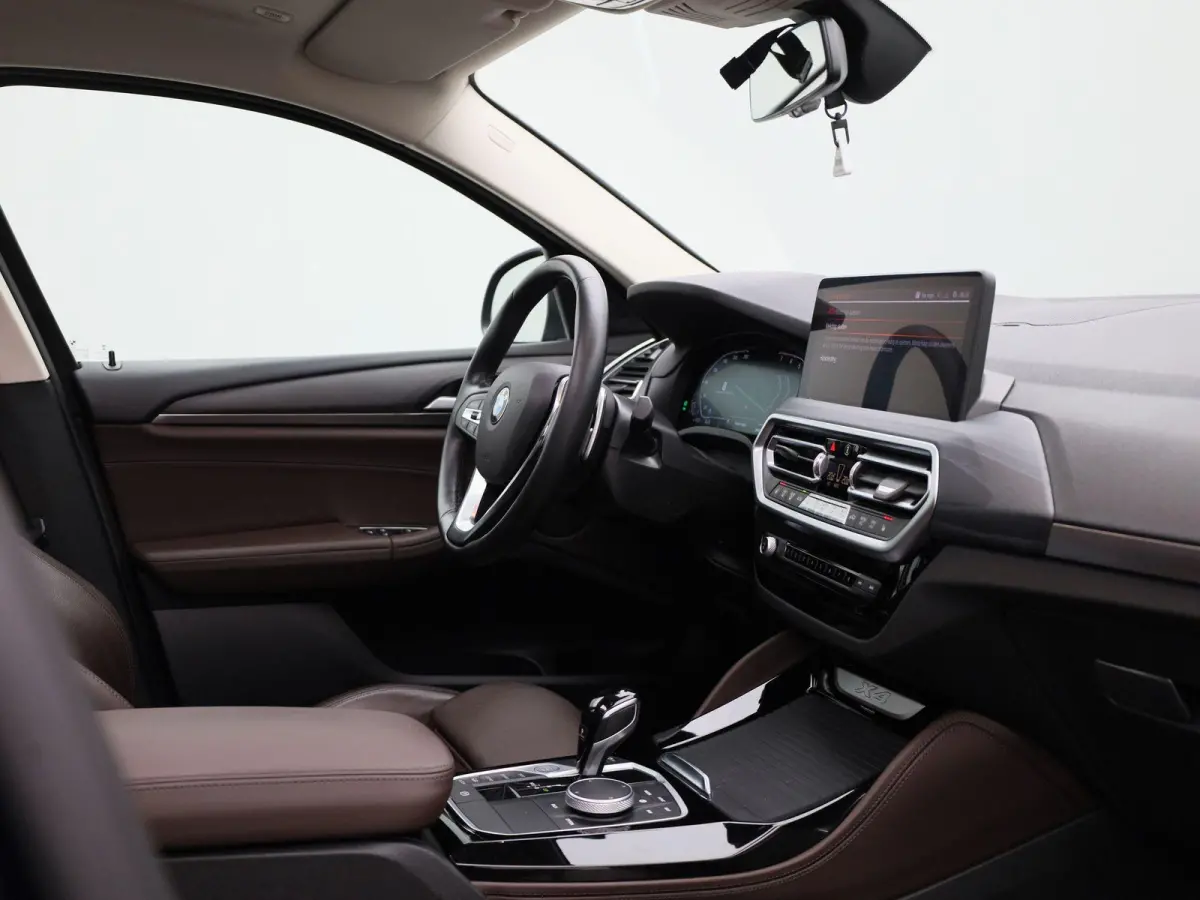 xDrive20i High Executive | TREKHAAK | LEER | PANORAMADAK | 360 CAMERA | STOELVERWARMING | NAVIGATIE
