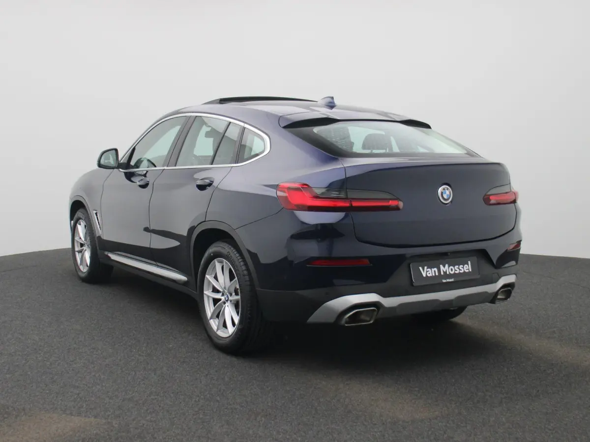 xDrive20i High Executive | TREKHAAK | LEER | PANORAMADAK | 360 CAMERA | STOELVERWARMING | NAVIGATIE