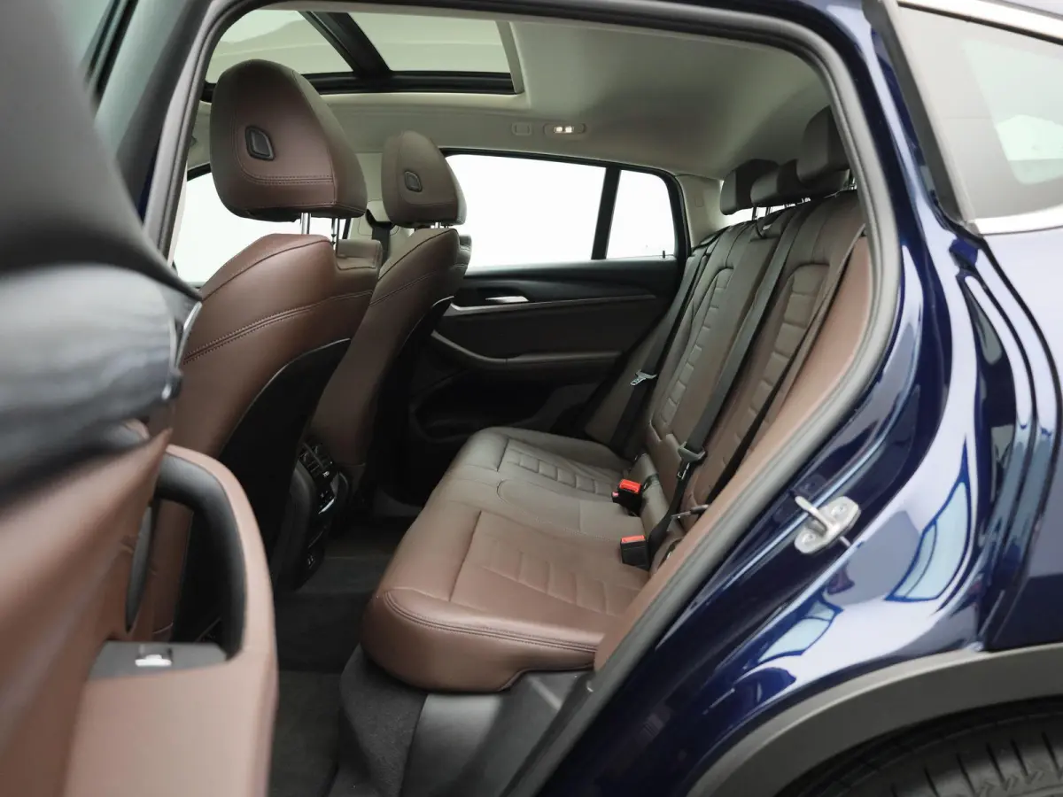 xDrive20i High Executive | TREKHAAK | LEER | PANORAMADAK | 360 CAMERA | STOELVERWARMING | NAVIGATIE