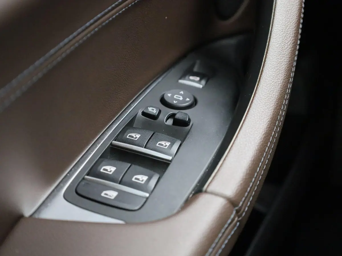 xDrive20i High Executive | TREKHAAK | LEER | PANORAMADAK | 360 CAMERA | STOELVERWARMING | NAVIGATIE