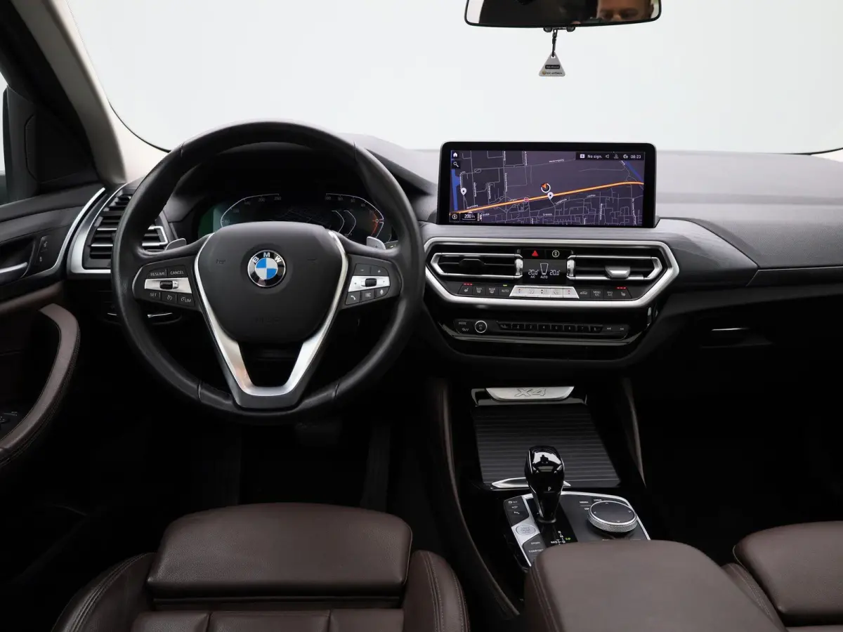 xDrive20i High Executive | TREKHAAK | LEER | PANORAMADAK | 360 CAMERA | STOELVERWARMING | NAVIGATIE