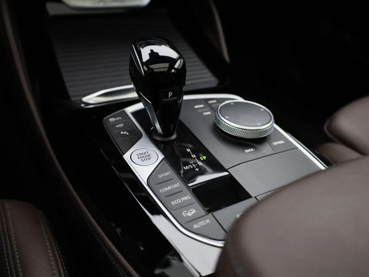 xDrive20i High Executive | TREKHAAK | LEER | PANORAMADAK | 360 CAMERA | STOELVERWARMING | NAVIGATIE