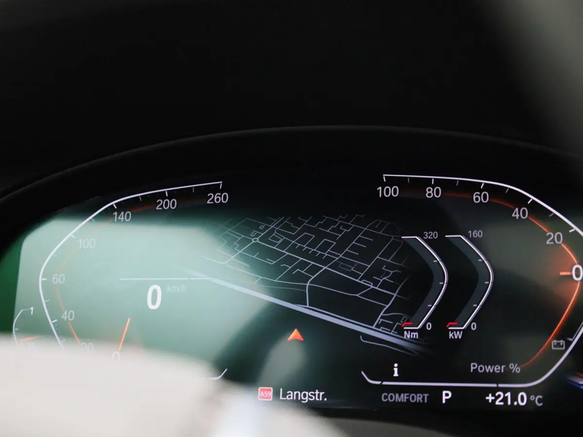 xDrive20i High Executive | TREKHAAK | LEER | PANORAMADAK | 360 CAMERA | STOELVERWARMING | NAVIGATIE