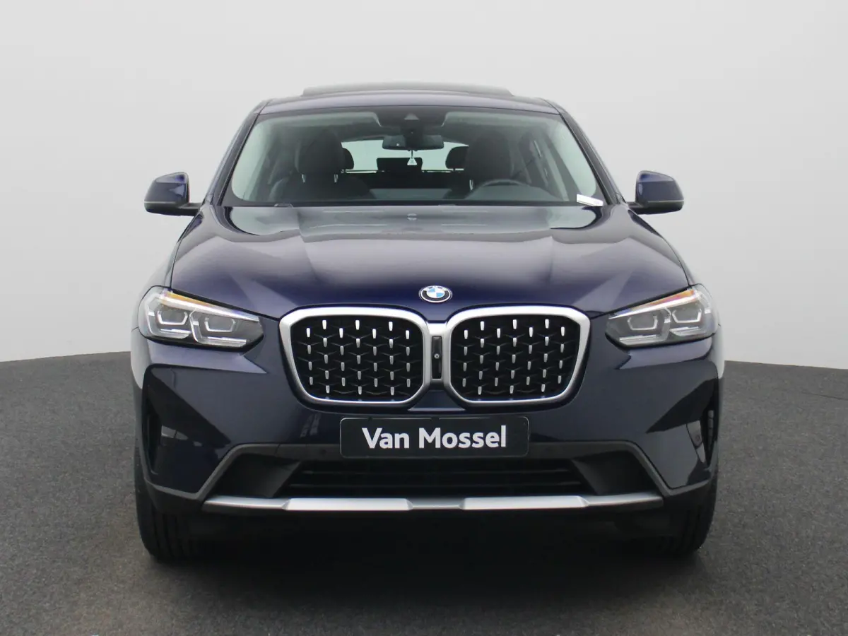 xDrive20i High Executive | TREKHAAK | LEER | PANORAMADAK | 360 CAMERA | STOELVERWARMING | NAVIGATIE
