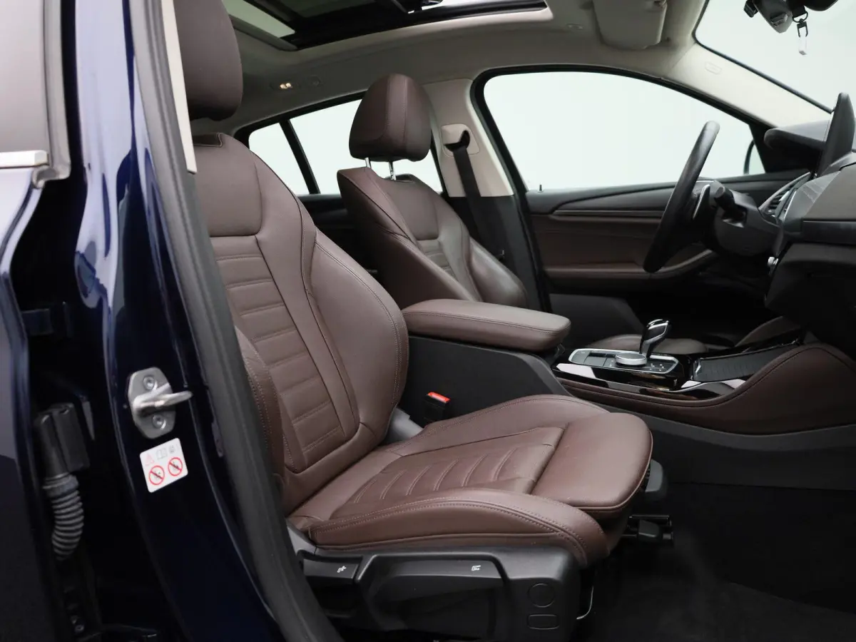xDrive20i High Executive | TREKHAAK | LEER | PANORAMADAK | 360 CAMERA | STOELVERWARMING | NAVIGATIE