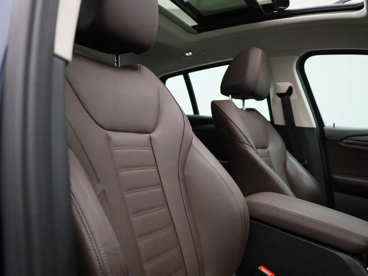xDrive20i High Executive | TREKHAAK | LEER | PANORAMADAK | 360 CAMERA | STOELVERWARMING | NAVIGATIE