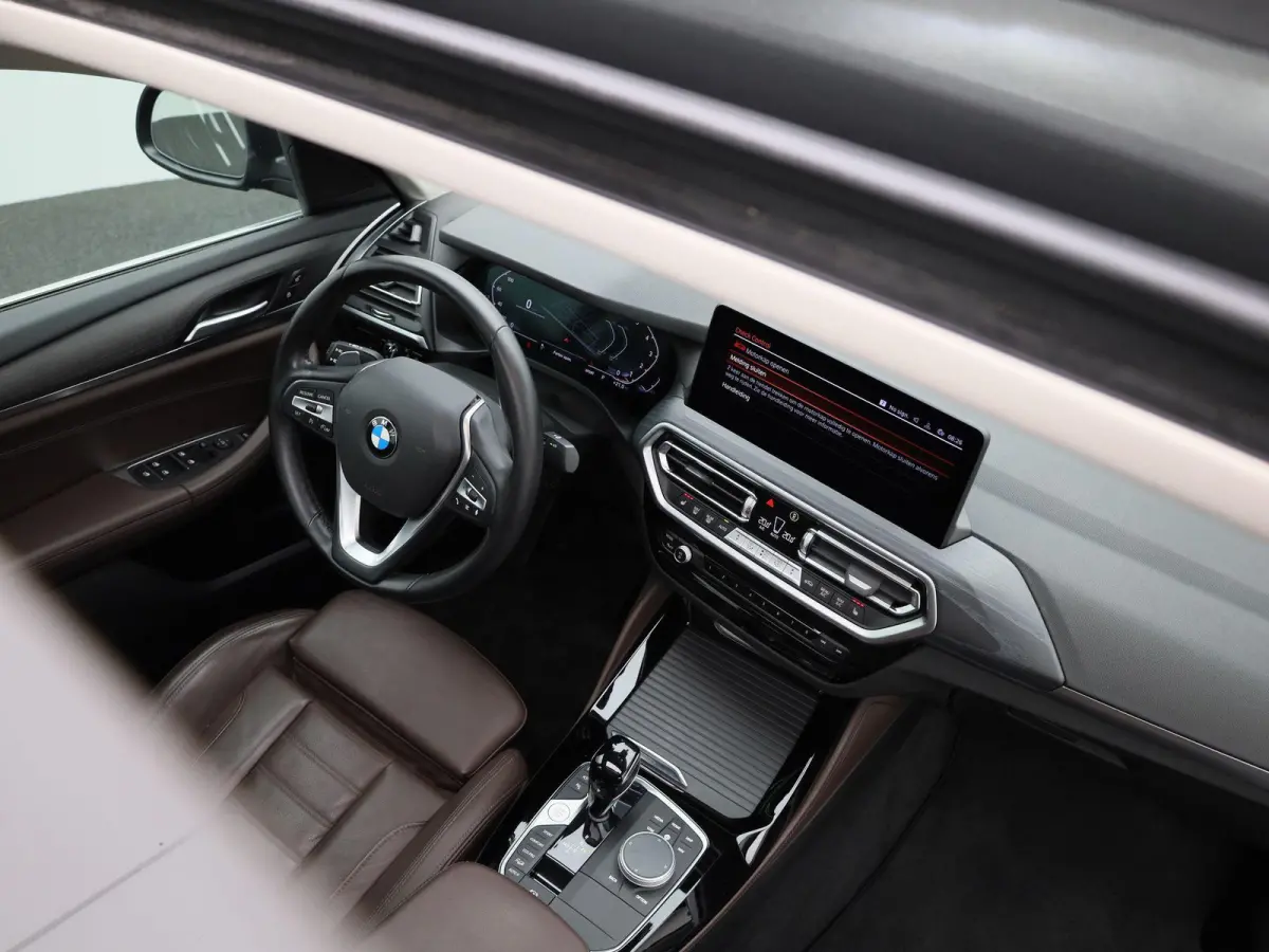 xDrive20i High Executive | TREKHAAK | LEER | PANORAMADAK | 360 CAMERA | STOELVERWARMING | NAVIGATIE
