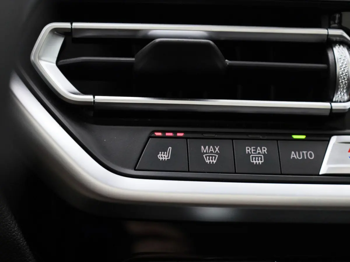 xDrive20i High Executive | TREKHAAK | LEER | PANORAMADAK | 360 CAMERA | STOELVERWARMING | NAVIGATIE