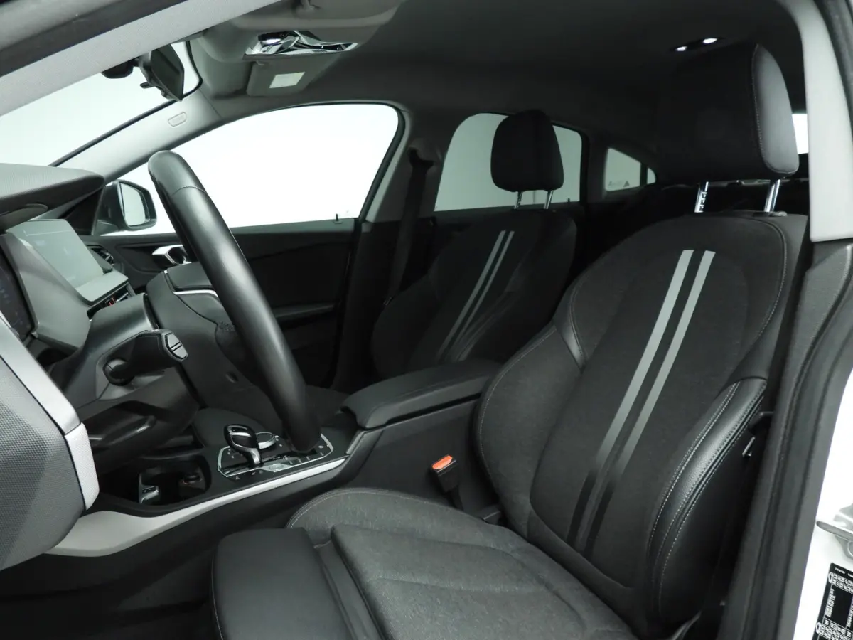 220i | LED | Navigatie | Sportstoelen | Clima | PDC | DAB | Alu 17 inch