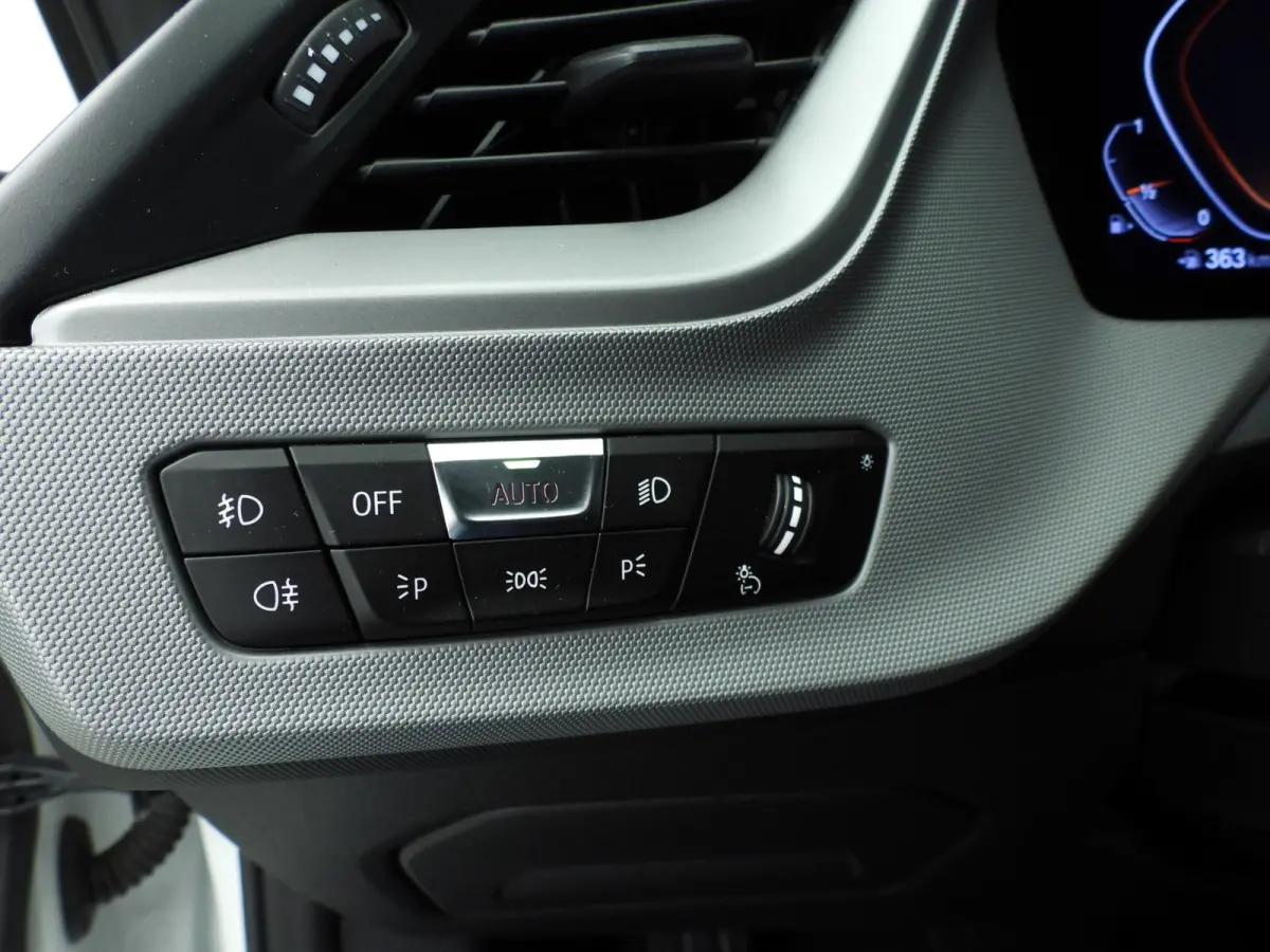220i | LED | Navigatie | Sportstoelen | Clima | PDC | DAB | Alu 17 inch