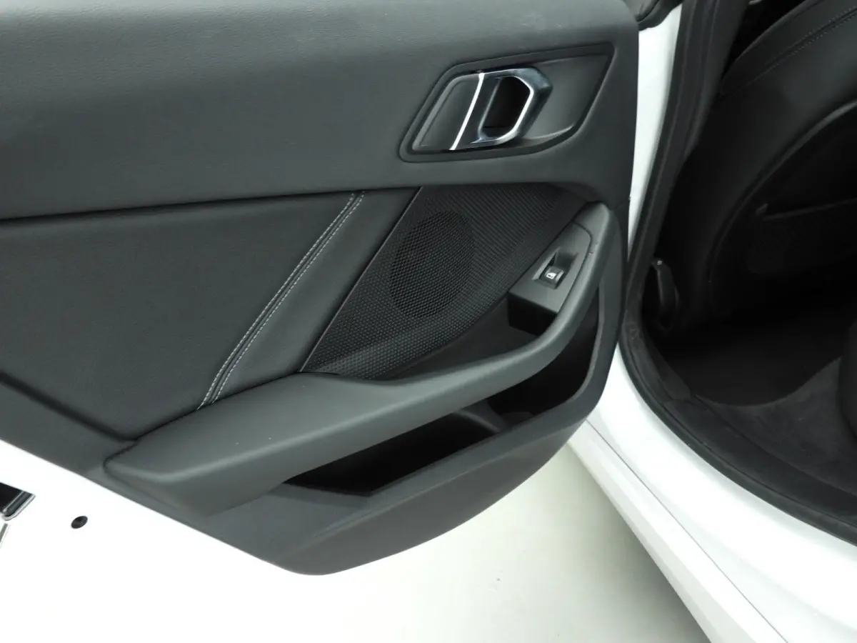 220i | LED | Navigatie | Sportstoelen | Clima | PDC | DAB | Alu 17 inch