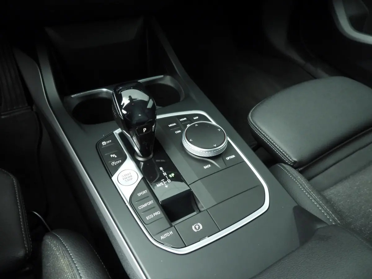 220i | LED | Navigatie | Sportstoelen | Clima | PDC | DAB | Alu 17 inch