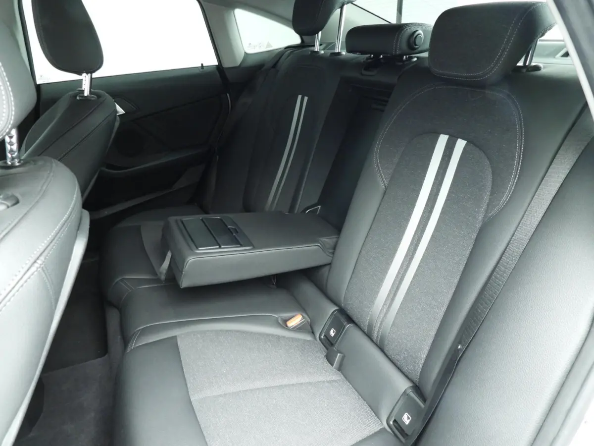 220i | LED | Navigatie | Sportstoelen | Clima | PDC | DAB | Alu 17 inch