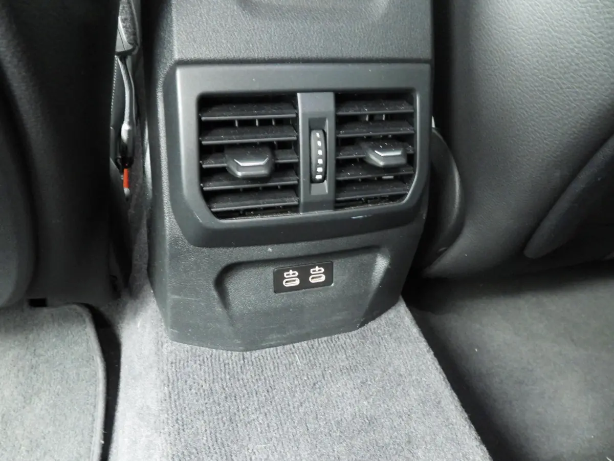 220i | LED | Navigatie | Sportstoelen | Clima | PDC | DAB | Alu 17 inch