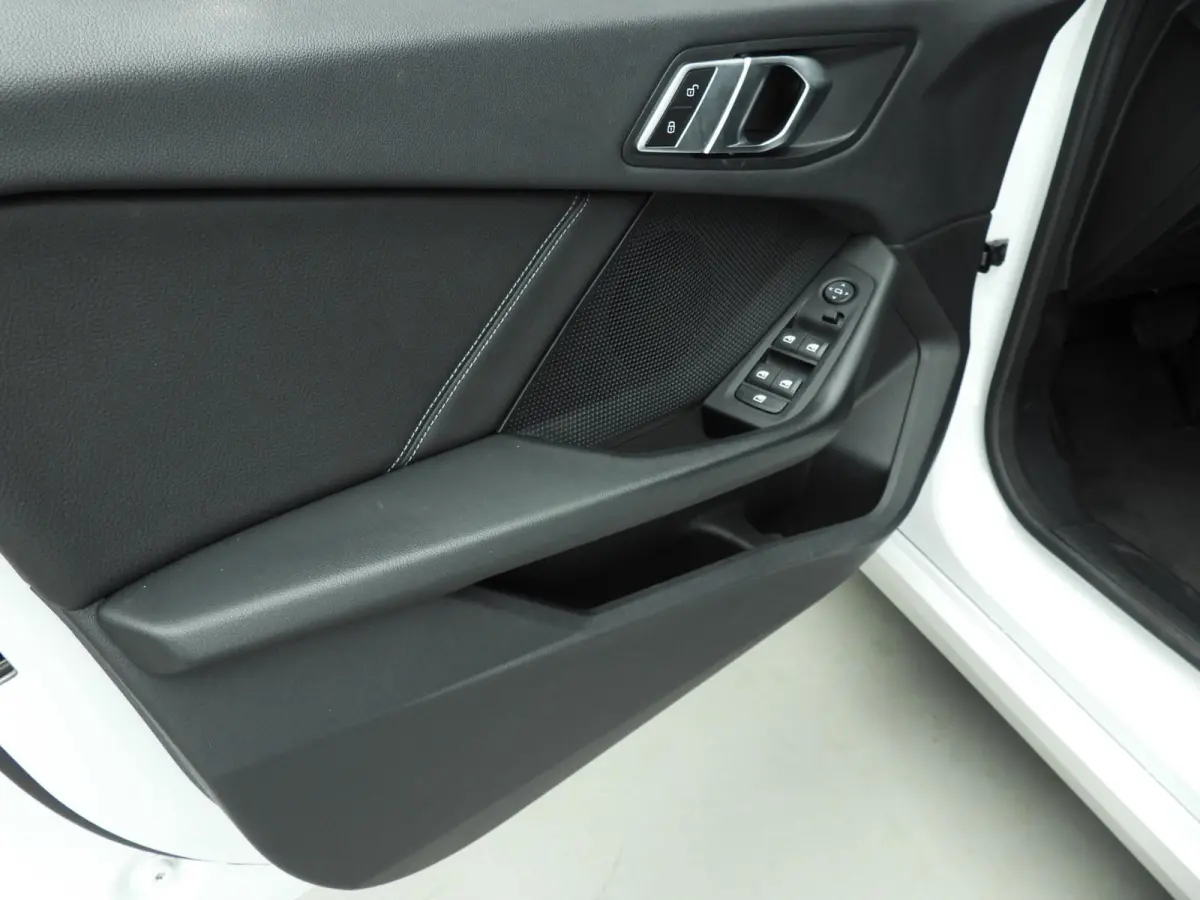 220i | LED | Navigatie | Sportstoelen | Clima | PDC | DAB | Alu 17 inch