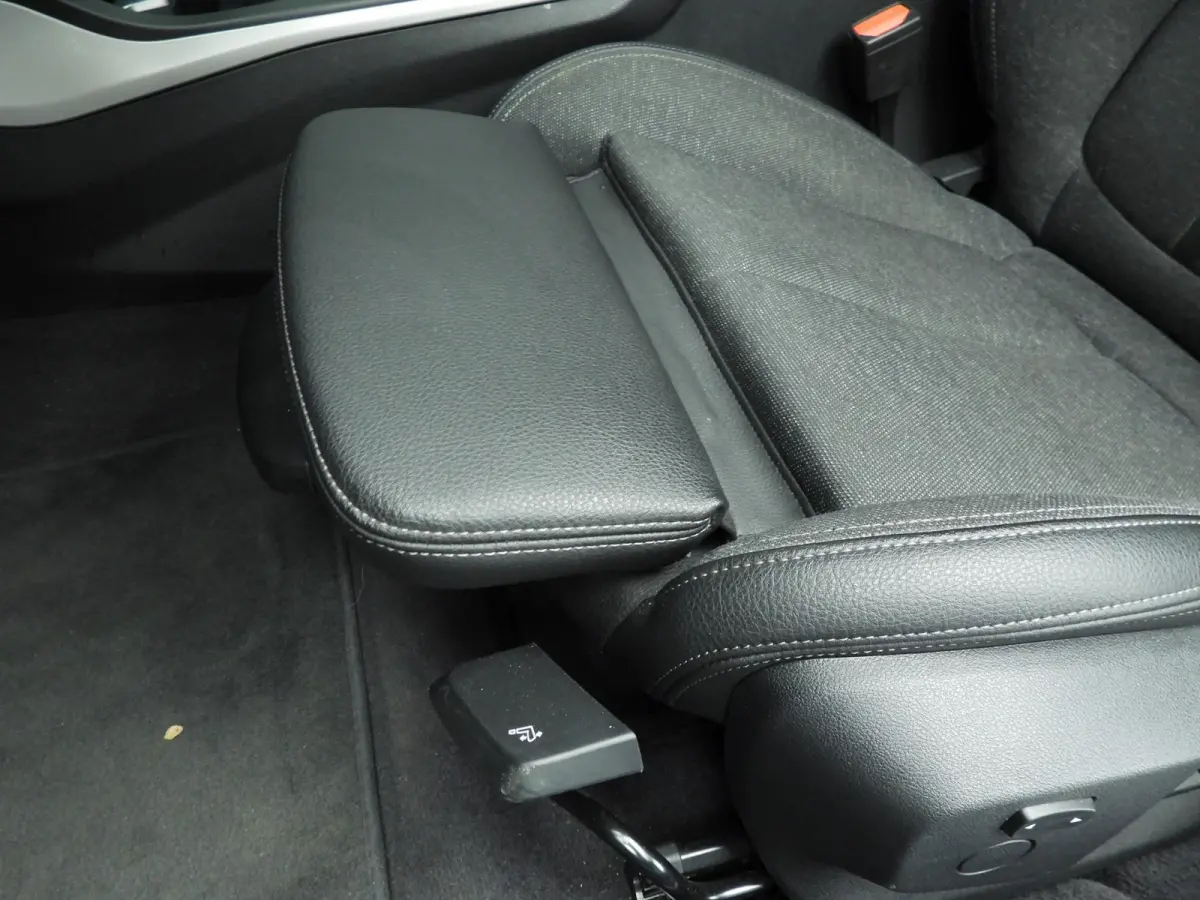 220i | LED | Navigatie | Sportstoelen | Clima | PDC | DAB | Alu 17 inch