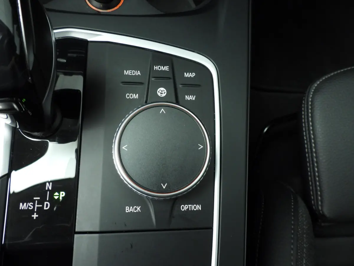 220i | LED | Navigatie | Sportstoelen | Clima | PDC | DAB | Alu 17 inch
