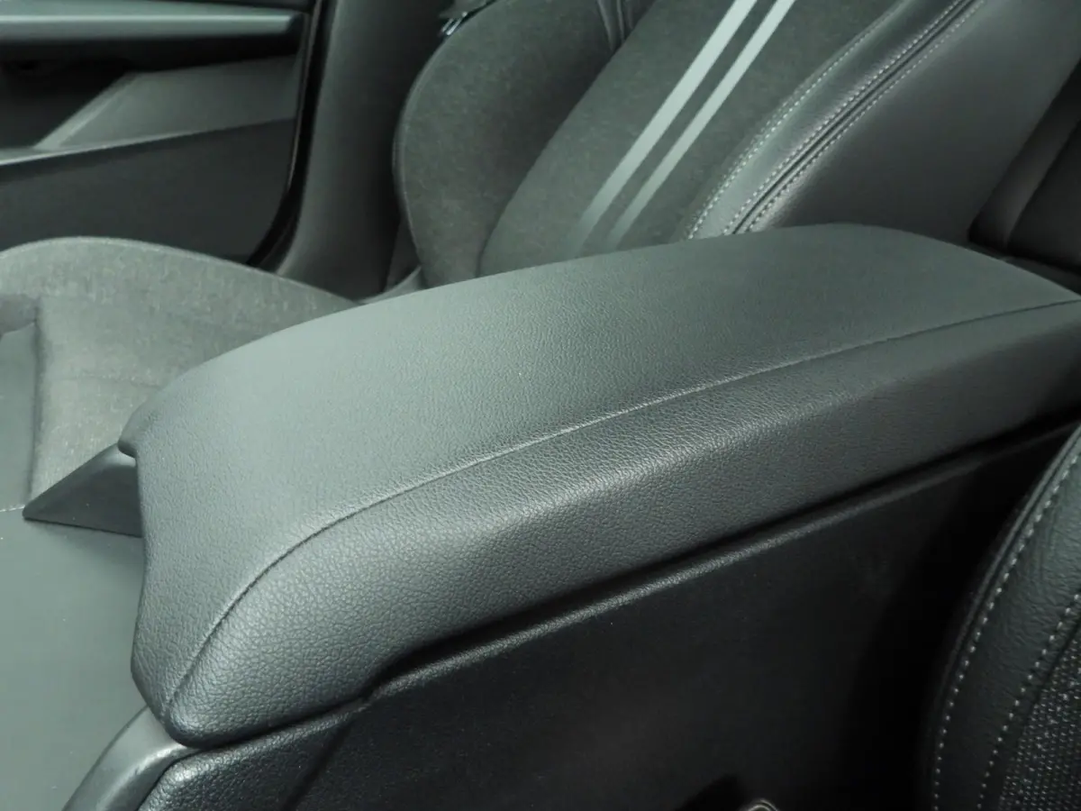 220i | LED | Navigatie | Sportstoelen | Clima | PDC | DAB | Alu 17 inch