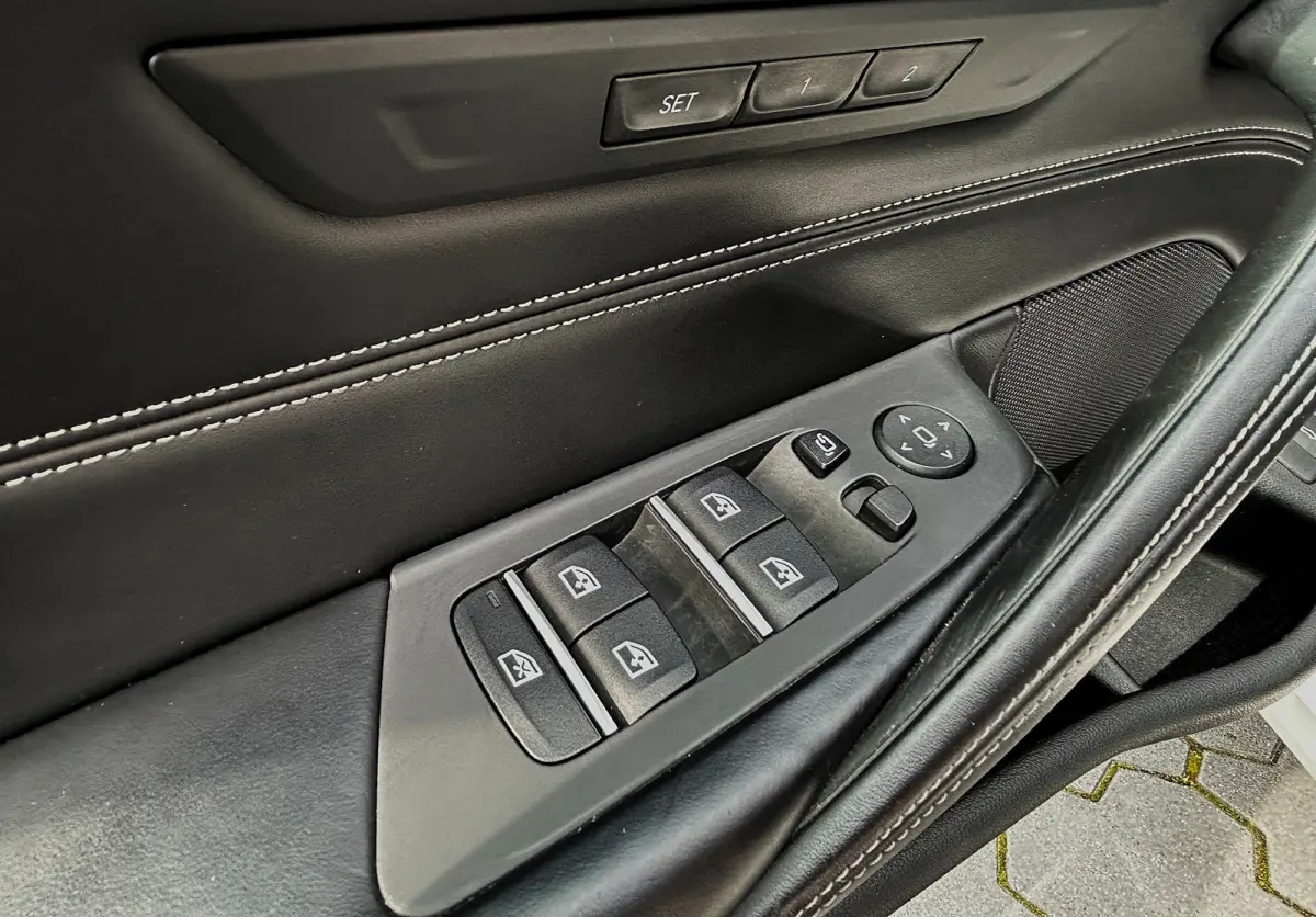 530i High Executive Luxury Line NAPPA LEER 18" NL-auto!