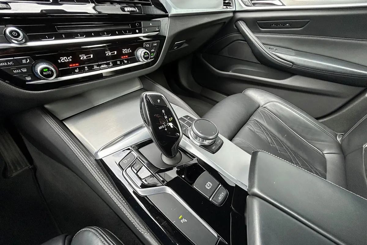 530i High Executive Luxury Line NAPPA LEER 18" NL-auto!