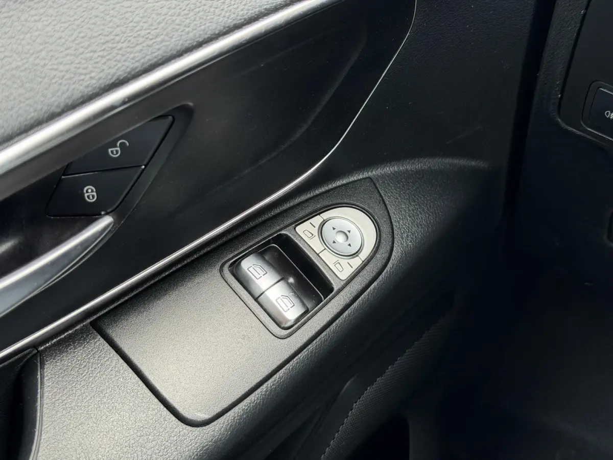 111 CDI Lang*NAVI*CAM*ECC*CRUISE*TEL*PDC*SIDEBARS*