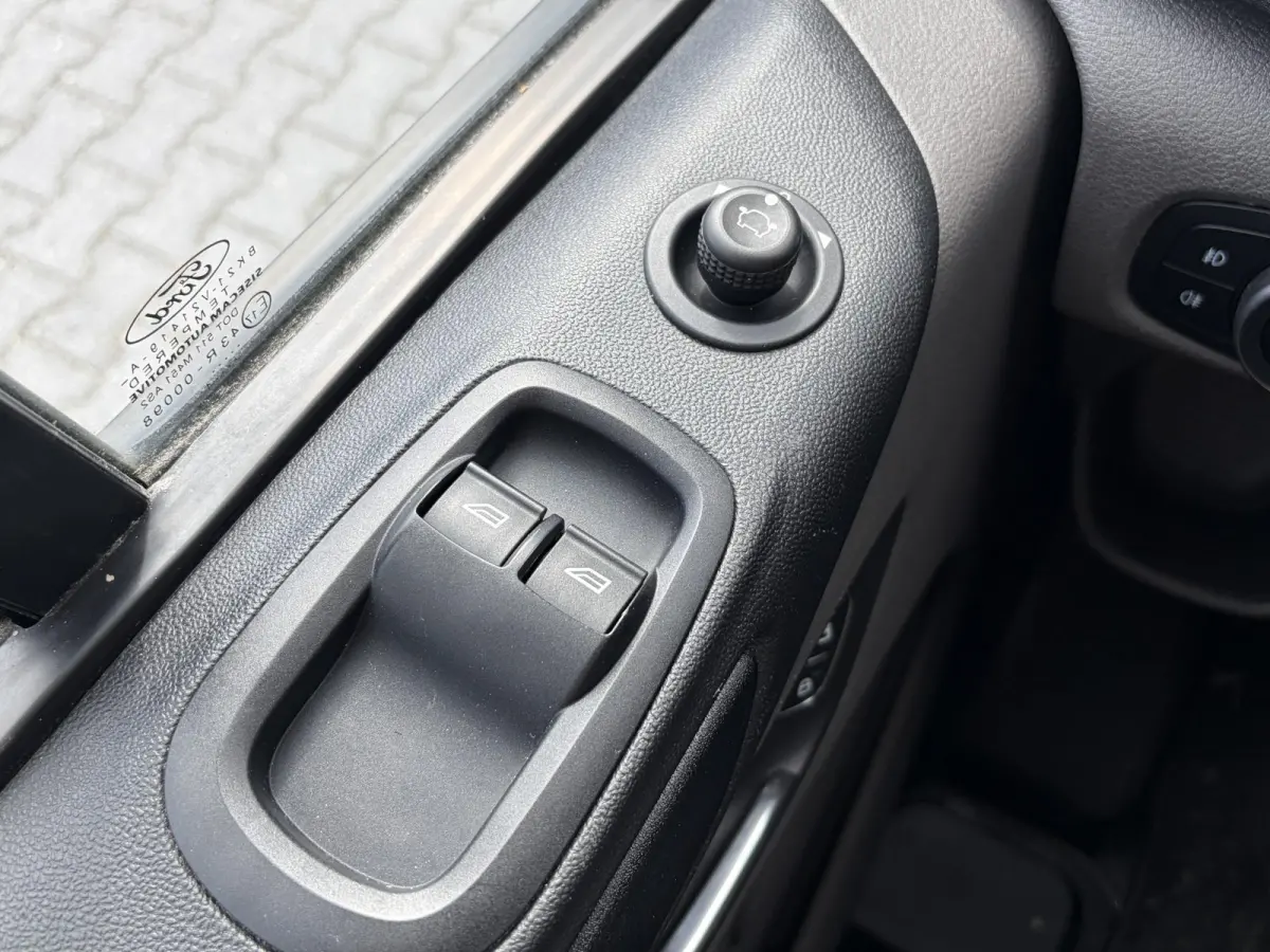 300 2.0 TDCI L2H1*MHEV*3-PERS.*A/C*HAAK*CRUISE*PDC