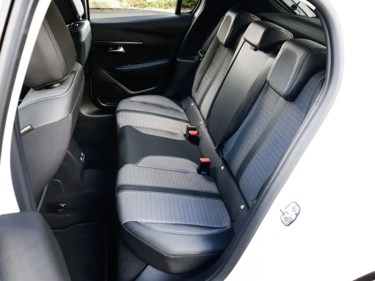 1.2 PureTech 100 Allure 1e-Eig. & Dealer-Onderh. BOVAG-Garantie. NL-Auto.
