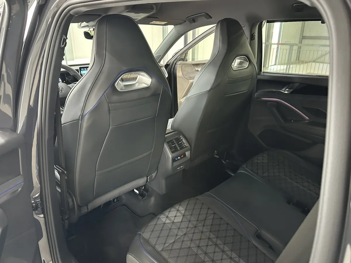 1.5 eHybrid R-Line | Trekhaak-pakket | Navigatie-pakket | Stoel- & stuurverwarming