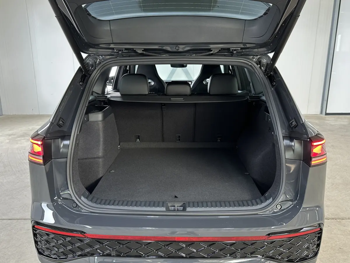 1.5 eHybrid R-Line | Trekhaak-pakket | Navigatie-pakket | Stoel- & stuurverwarming