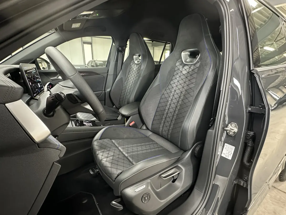 1.5 eHybrid R-Line | Trekhaak-pakket | Navigatie-pakket | Stoel- & stuurverwarming