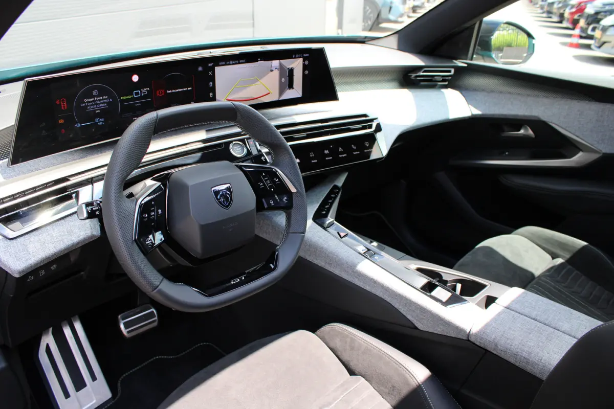 1.6 plug-in Hybrid 195pk GT | Automaat | Navigatie | Camera | Panorama/schuifdak | Luxe stoelen | Massage | 3.750km |